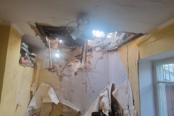 Як на Одещині з будинку діставали уламок крилатої ракети (ВІДЕО)