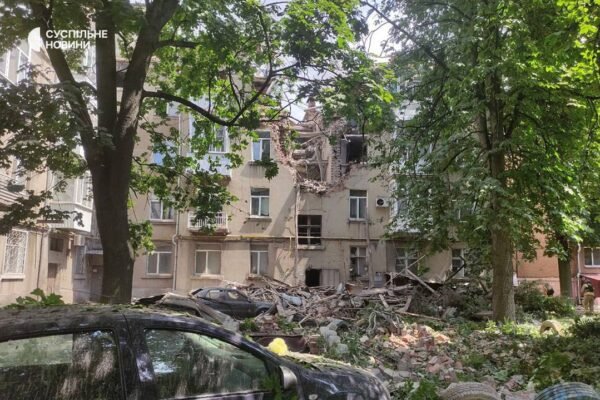 З’явилося відео удару безпілотника по 5-поверхівці в Сумах (ВІДЕО)