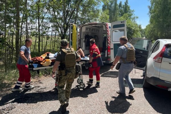 Росіяни завдали потужного удару по одному з сіл на Чернігівщині. Є поранені (ФОТО)