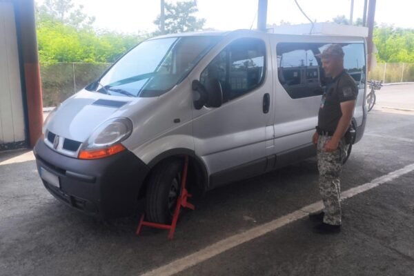 На кордоні з Угорщиною українські прикордонники зупинили авто, викрадене 17 років тому в Лівані (ФОТО)