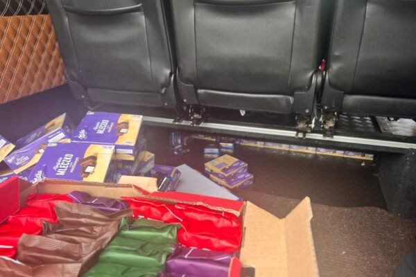 На кордоні затримали українців, що намагалися ввезти із Польщі купу “молочки” та цукерок