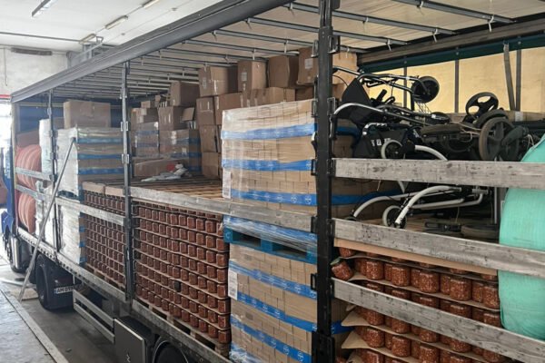 На кордоні затримали фуру з гуманітаркою, серед якої було заховано кілька сотень пар брендового взуття