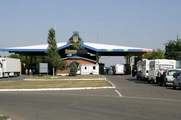 Для виїзду за кордон 32-річний одесит уклав фіктивний шлюб із 56-річною жінкою з інвалідністю