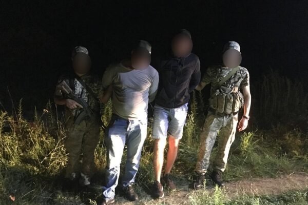 На кордоні з Румунією впіймали ухилянтів за допомогою фотопастки