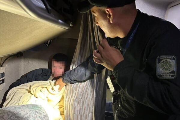 На кордоні затримали ухилянта, який ховався в ліжку далекобійника у фурі (ФОТО, ВІДЕО)