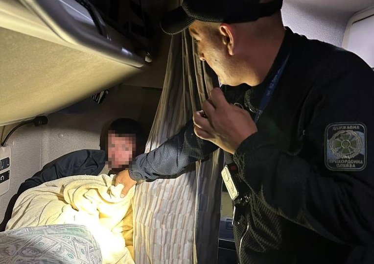На кордоні затримали ухилянта, який ховався в ліжку далекобійника у ...