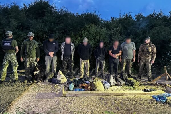 Мали з собою перекидні містки для подолання перешкод: Прикордонники затримали 8 ухилянтів на кордоні з Угорщиною