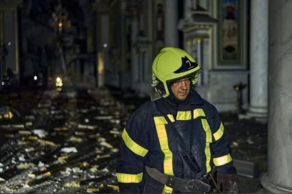 З’явилося відео перших хвилин влучання ракет в собор в Одесі: Люди прийшли наводити лад (ВІДЕО)