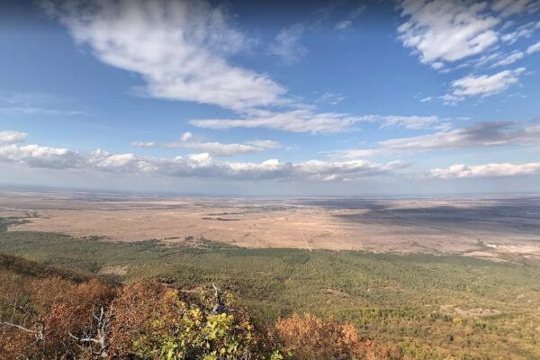 У Криму ЗСУ вразили величезний склад боєприпасів: Людей відселяють, детонація триває (ВІДЕО)