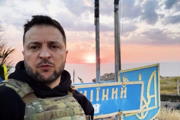 Зеленський відвідав острів Зміїний у 500-й день повномасштабної війни (ВІДЕО)