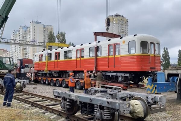 Київське метро отримало ще одну партію вагонів з Польщі (ВІДЕО)