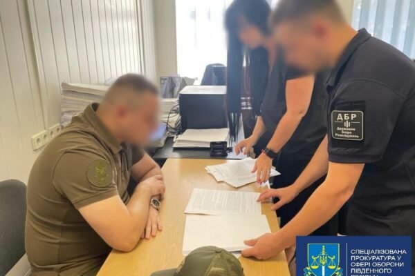 Брав хабарі, бив та принижував підлеглих: Про підозру повідомили командиру взводу на Одещині