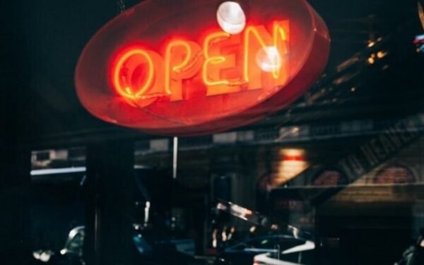 У Києві з вересня ресторани та кафе працюватимуть до 23:00