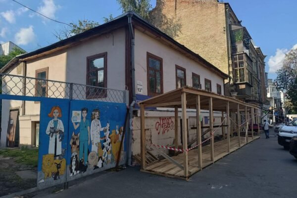 У Києві знесли 200-річний будинок на Подолі (ФОТО, ВІДЕО)