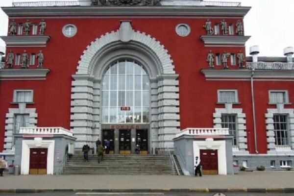 Курськ і Москву атакували безпілотники: Дрон врізався у дах залізничного вокзалу (ВІДЕО)