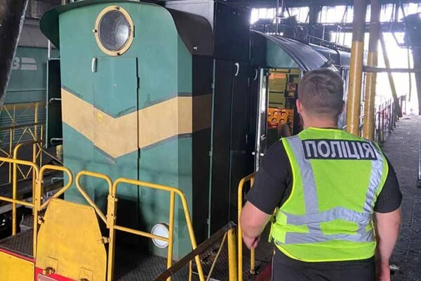 На Тернопільщині впіймали працівників підприємства, які систематично зливали дизпаливо з тепловозів