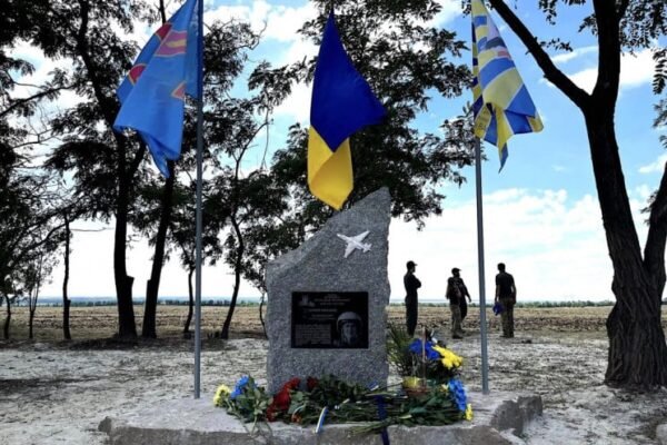 На місці загибелі пілота – Героя України на Дніпропетровщині відкрили пам’ятник