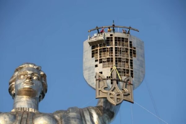 На монументі “Батьківщина-мати” встановили тризуб (ФОТО, ВІДЕО)