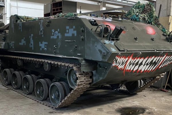 “Ракушка” для ДШВ: Волонтери відновили трофейний БТР (ФОТО)