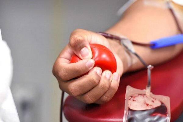 Бойовим медикам дозволять переливати кров пораненим після відповідної підготовки, – Міноборони