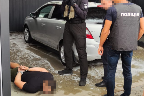 Вимагав хабар за нелегальне ввезення товарів: На Одещині впіймали “липкого на руку” митника