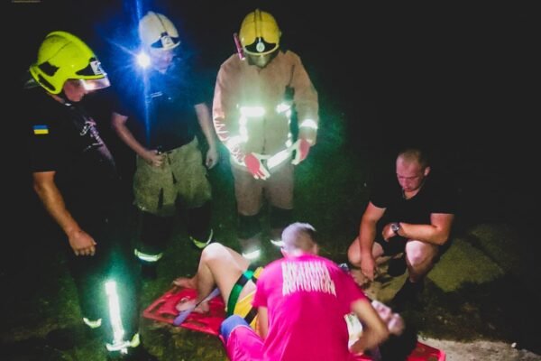 На Закарпатті троє киянок впали в гірську річку з навісного мосту. Одна жінка загинула (ФОТО)