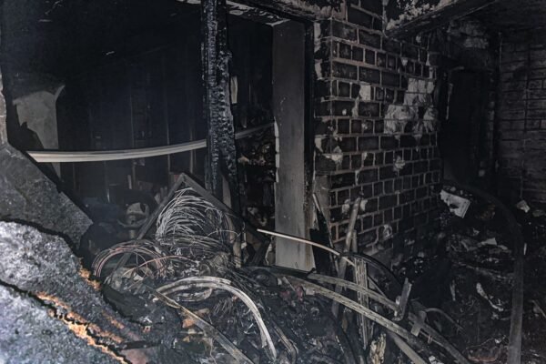 Як виглядає 9-поверхівка в центрі Херсона після нічної атаки (ВІДЕО)