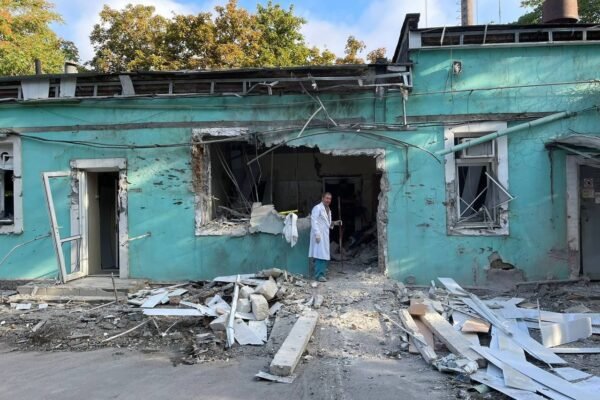 Нічна атака на Херсон: Окупанти вдарили по лікарні та ТРЦ (ФОТО, ВІДЕО)