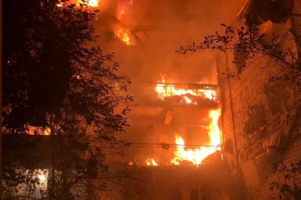 Вночі окупанти кілька разів прицільно обстрілювали житлові будинки в центрі Херсона. Є жертви