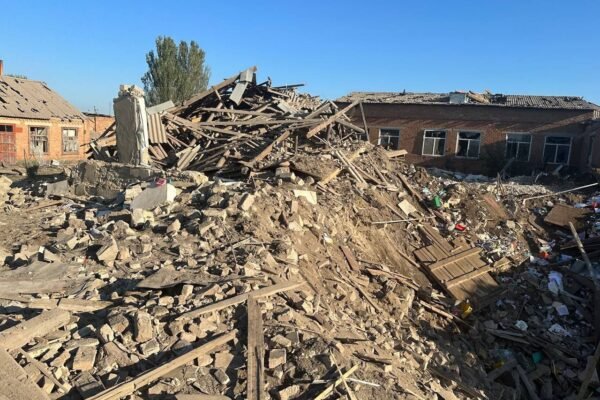 Удар по Комишувасі: Знищено школу, потрощені будинки (ФОТО, ВІДЕО)