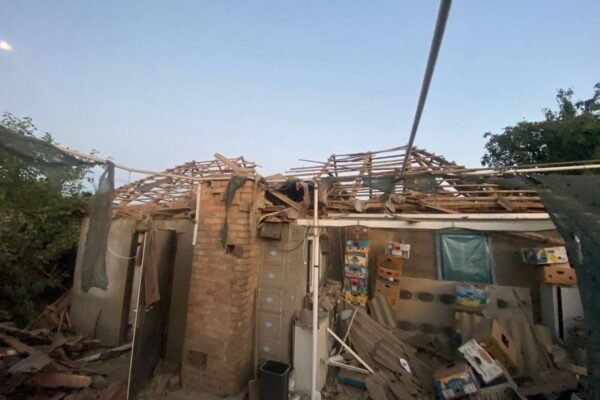 Вночі ворог нещадно обстрілював Нікополь та околиці. Є поранені, зруйновано чимало будинків (ФОТО)