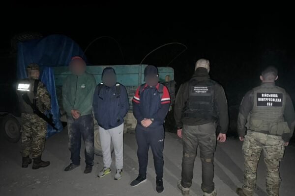 Прикордонники затримали вантажівку, в кузові якої під ящиками ховалися ухилянти (ВІДЕО)