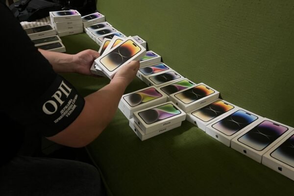 Водій автобуса намагався приховано ввезти в Україну 37 “Айфонів”