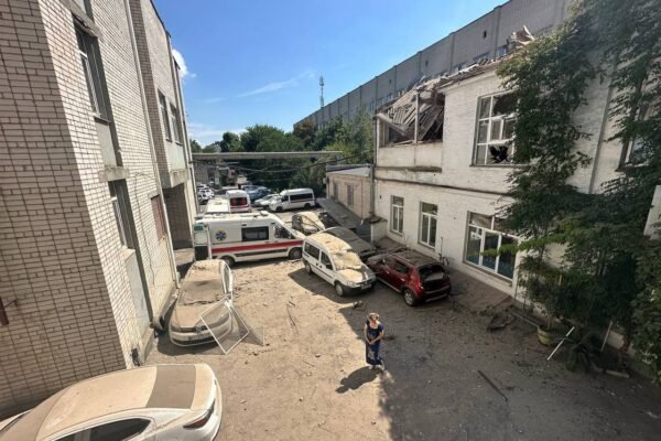 Росіяни вдарили по лікарні у Херсоні: загинув лікар (ФОТО)