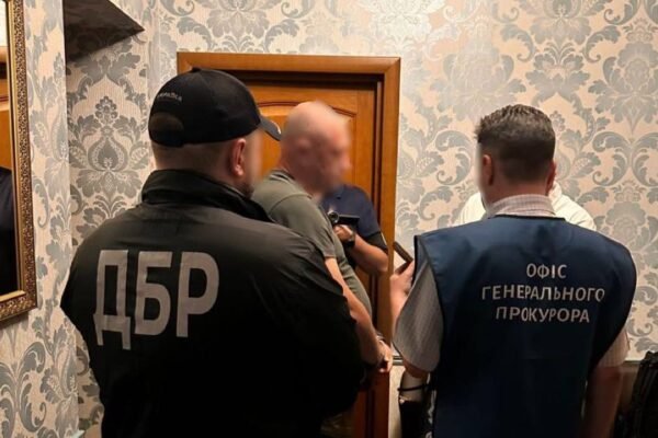 Посадовець Київської МВА за 10 тисяч доларів допомагав чоловікам виїхати з України