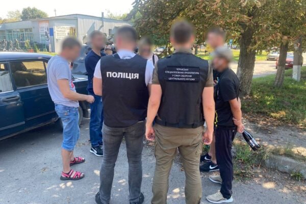 На Черкащині працівника військкомату та двох його спільників затримали на хабарі в 3 тис. доларів