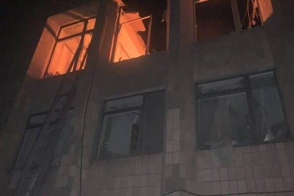 На Чернігівщині вночі ворожий “шахед” влучив у будівлю міськради (ФОТО)