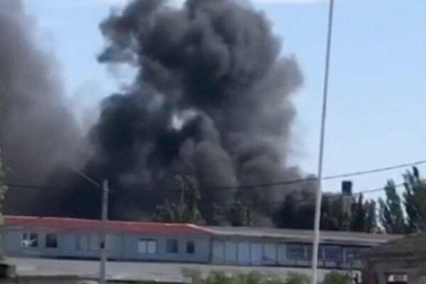 В окупованому Бердянську горить піжприємство, куди звозили техніку (ВІДЕО)