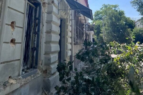 Окупанти обстріляли центр Херсона: Є загибла та поранені (ФОТО)