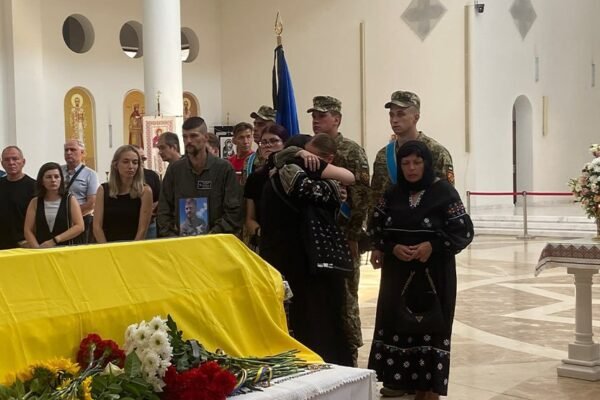 Як у Києві прощалися з пілотом “Джусом”, який загинув під час авіакатастрофи на Житомирщині (ВІДЕО)