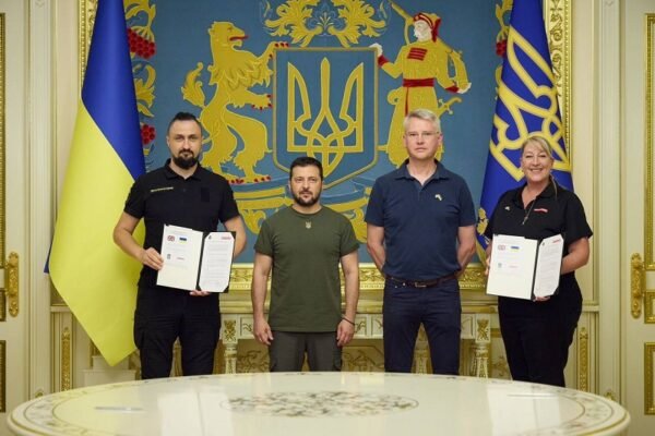 Британська компанія вироблятиме в Україні гаубиці L119, – Зеленський (ФОТО)