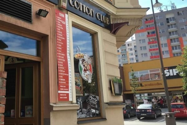 Скандал у Чехії: У ресторані для українців увімкнули гімн Росії і сирену (ВІДЕО)