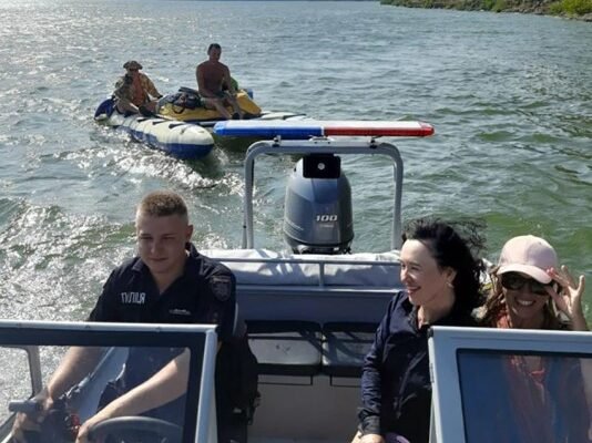 Не врахували погодних умов: На Дністрі в Хмельницькій області ледь не потонули відпочивальники