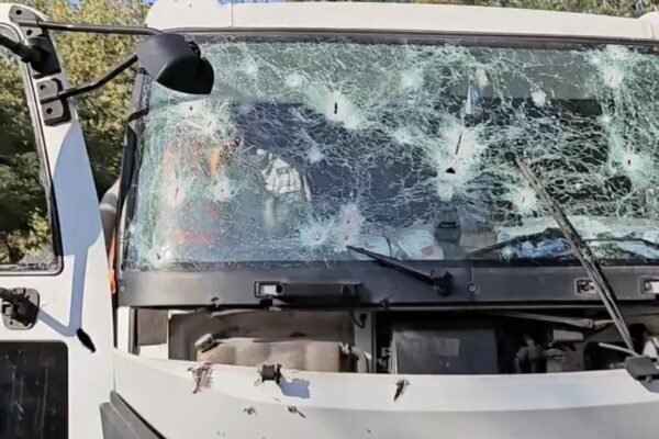 Росіяни вдарили по Херсону: поранені комунальники (ВІДЕО)