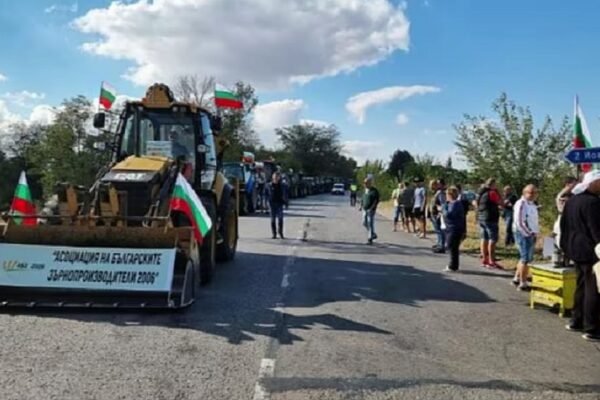 У Болгарії фермери заблокували дороги технікою з вимогою заборонити імпорт зерна з України (ФОТО)