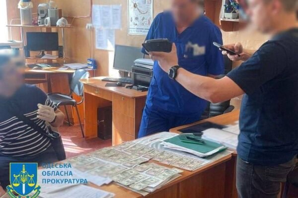 В Одесі нейрохірург вимагав 1200 доларів у переселенця за операцію
