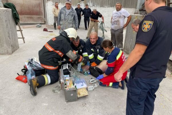 На Чернігівщині двоє людей впали в шахту завантаження зерна. Один загинув (ФОТО, ВІДЕО)