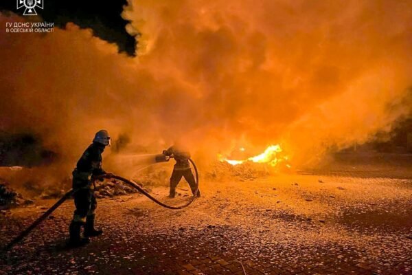 Рятувальники показали, як боролися з наслідками нічної атаки на Одесу (ФОТО, ВІДЕО)