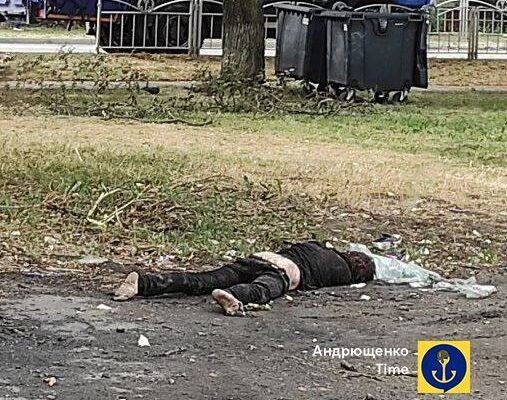 В окупованому Маріуполі просто посеред вулиці кілька годин лежить труп жінки (ФОТО 18+)