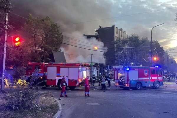 Як у Черкасах з-під завалів рятували людину (ФОТО, ВІДЕО)